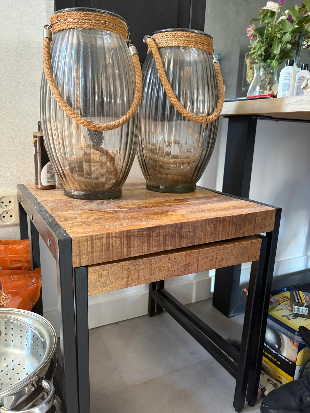 Industriële sidetable met 2 glazen lantaarns, Ophalen, Hout, Zo goed als nieuw, Bruin