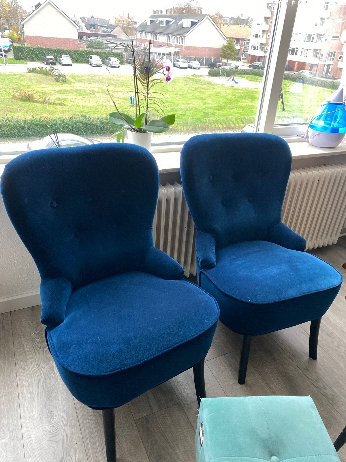 Twee comfortabele blauwe fluwelen stoelen, Huis en Inrichting, Stoelen, Ophalen, Twee, Blauw, Zo goed als nieuw