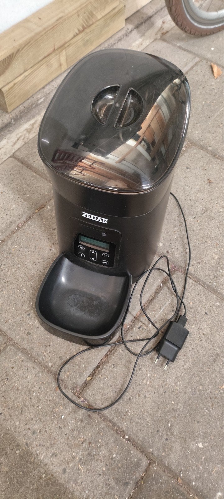 Automatische voerbak Zedar, Ophalen