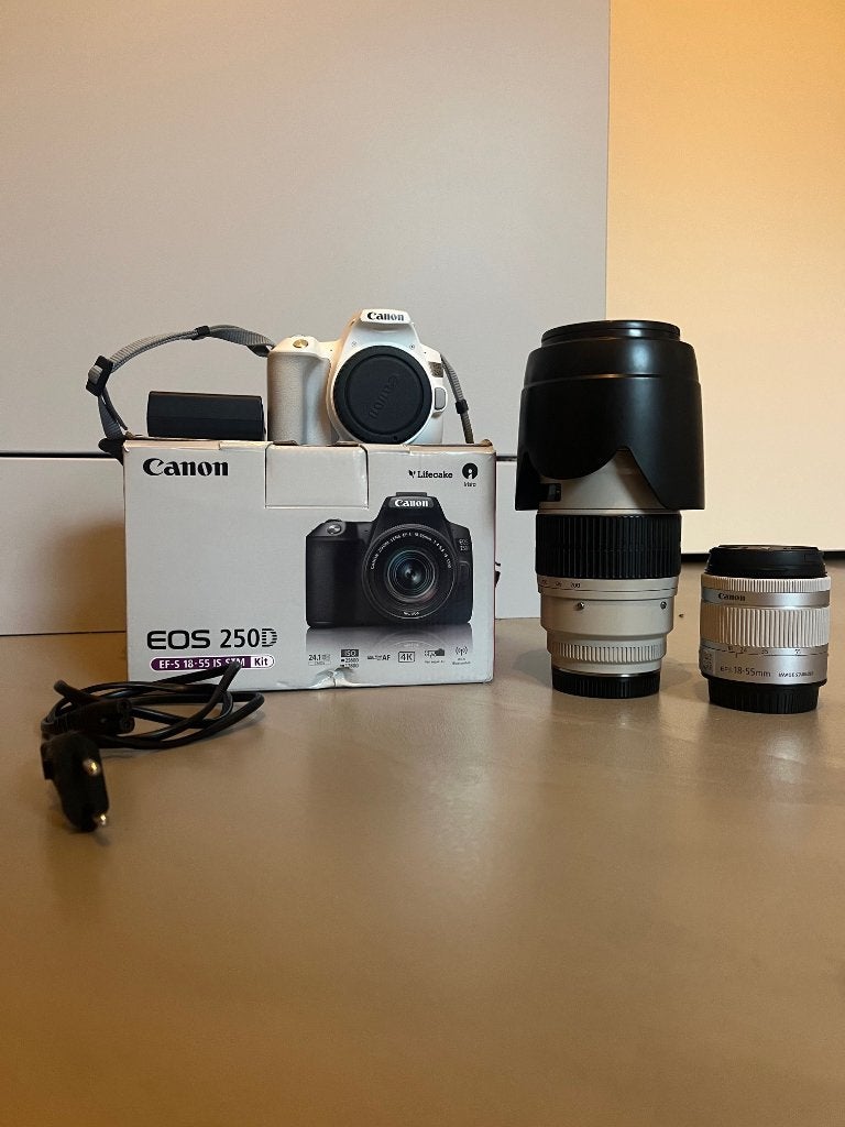 Canon EOS 250D Wit + EF-S 18-55mm IS STM + Oplader & Accu, Spiegelreflex, Zo goed als nieuw, 24 megapixels, Geen optische zoom