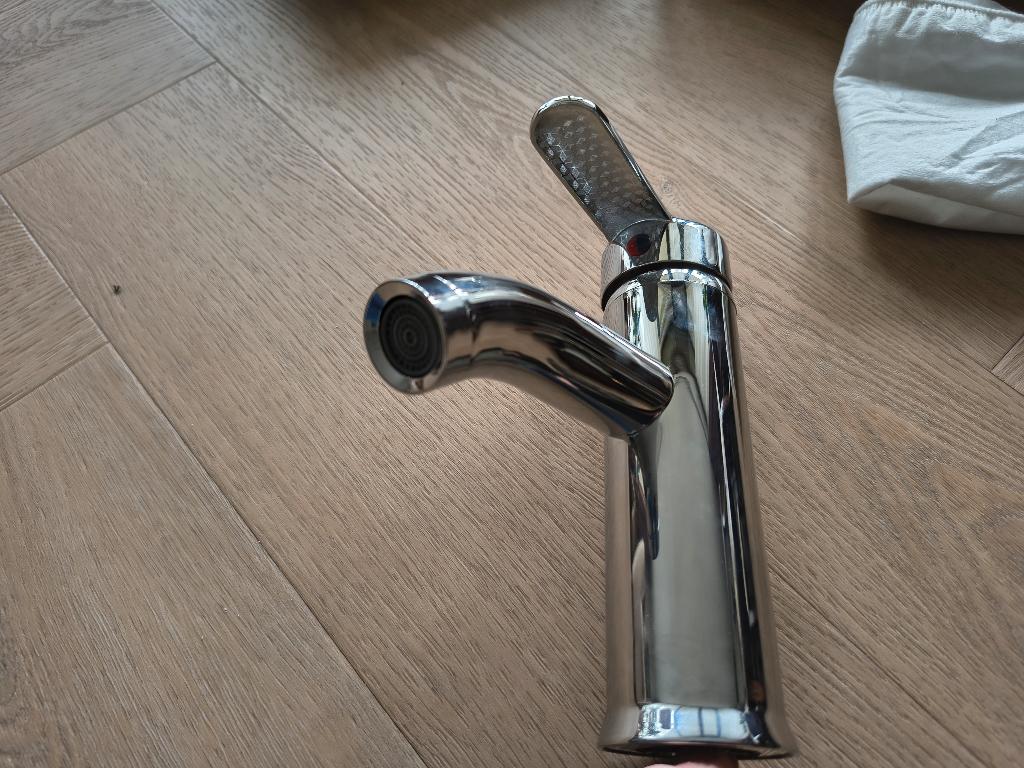 Twee Wastafelkranen compleet met leidingen.Nieuw!!, Ophalen of Verzenden, Nieuw, Chroom, Wastafel