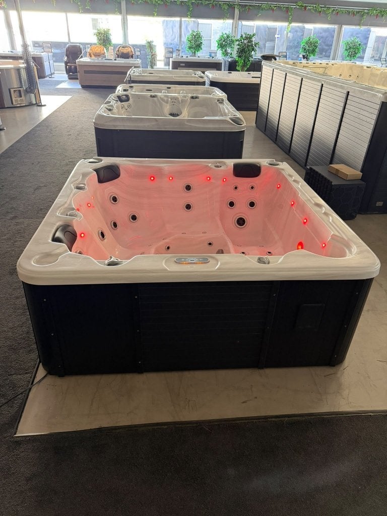 5-PERSOONS JACUZZI – 2 LIGPLAATSEN & 3 ZITPLAATSEN– Garantie, Ophalen, Zo goed als nieuw, Afdekzeil, Vast