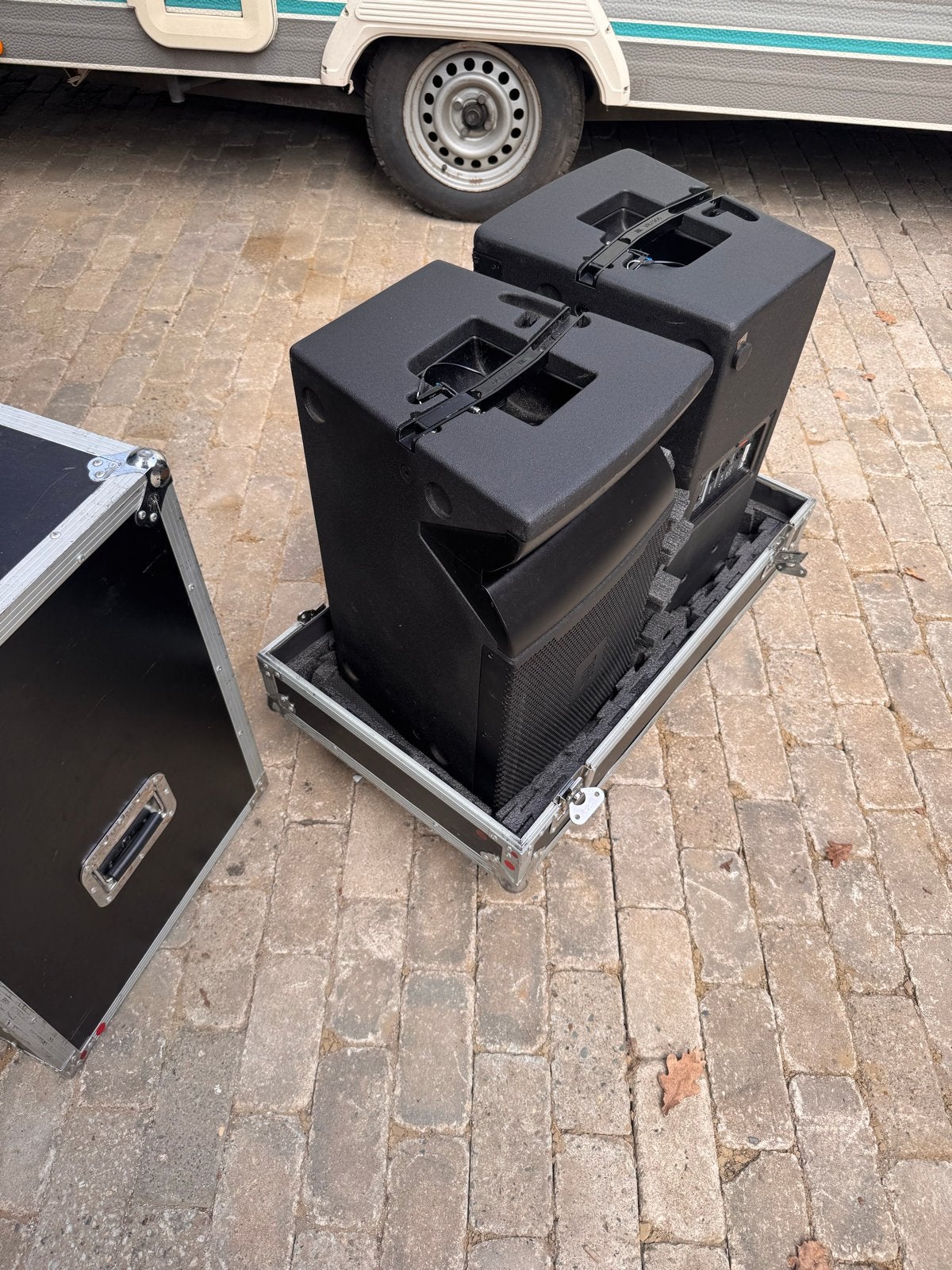 2 JBL VRX932LA-1luidsprekers in flightcase, Ophalen, Gebruikt, JBL, 120 watt of meer