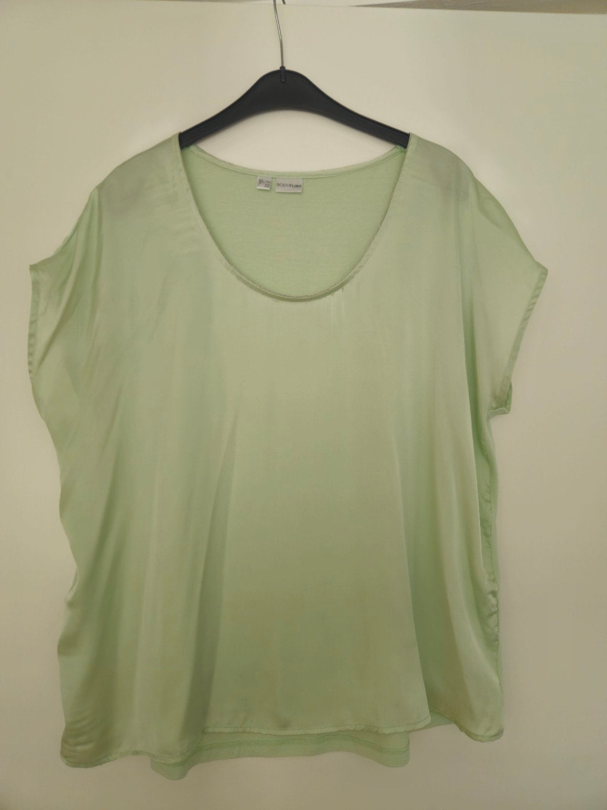 Lichtgroen satijnen shirtje, maat 44/46, luchtig, Kleding | Dames, Tops, Maat 46/48 (XL) of groter, Ophalen of Verzenden, Zo goed als nieuw