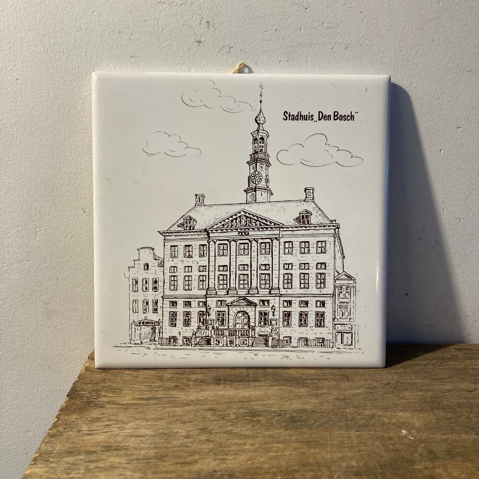 Tegel met Stadhuis Den Bosch - Made in Turkey, Antiek en Kunst, Ophalen of Verzenden