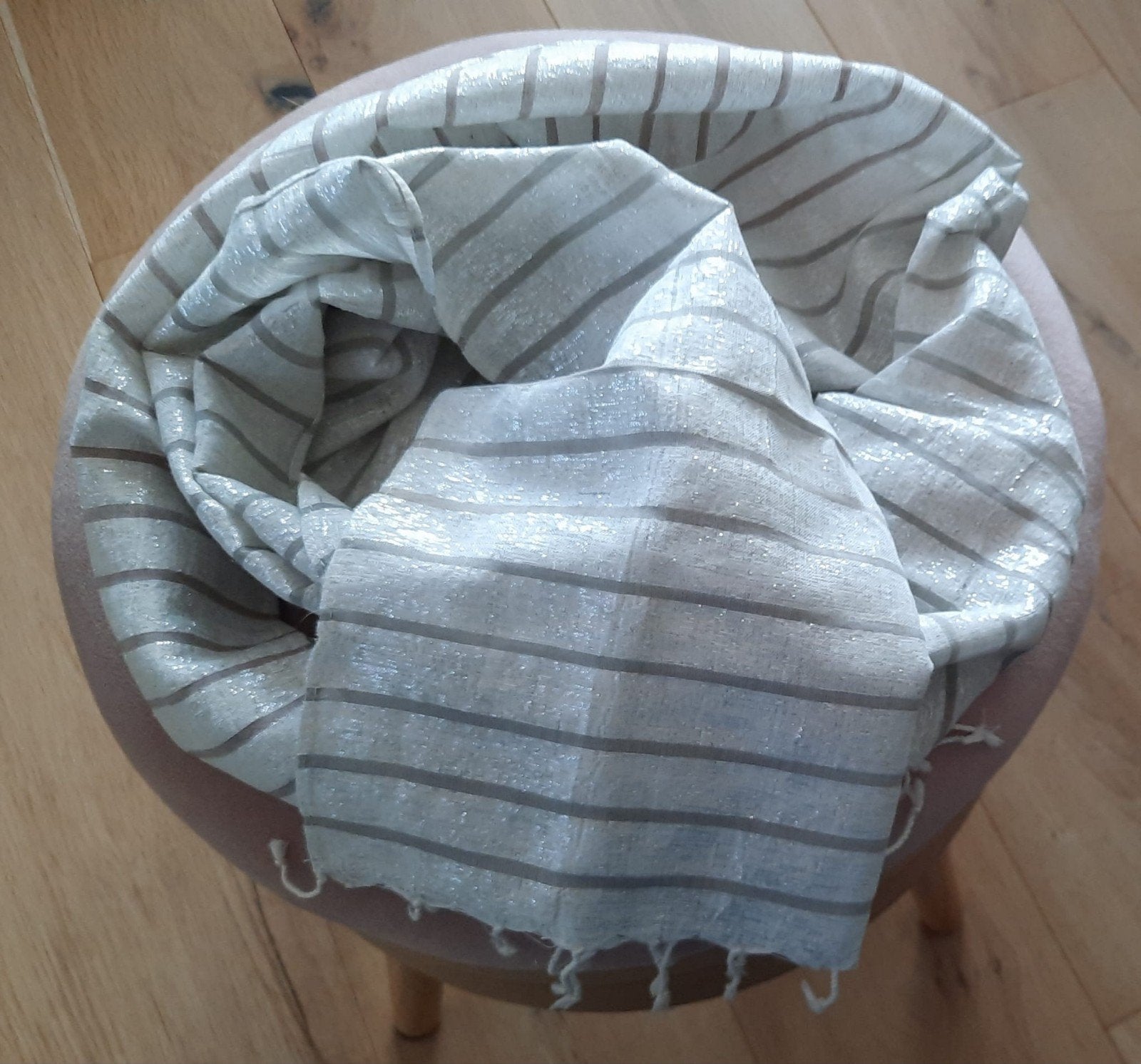 FairTrade by Sascha sjaal wit katoen met zilvergaren, 180x40, Fairtrade by Sascha, Maat 42/44 (L), Ophalen of Verzenden, Zo goed als nieuw