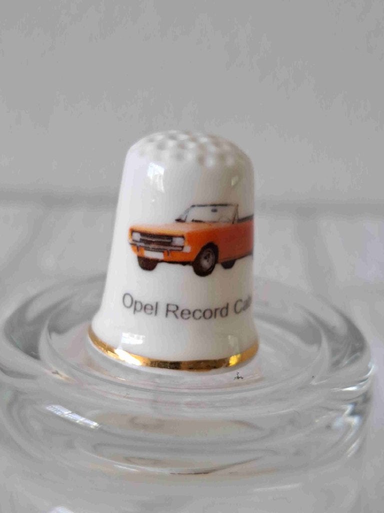 Opel Rekord A Cabriolet Vingerhoedje Porselein Goudrandje, Ophalen of Verzenden, Nieuw, Porselein, Nederland