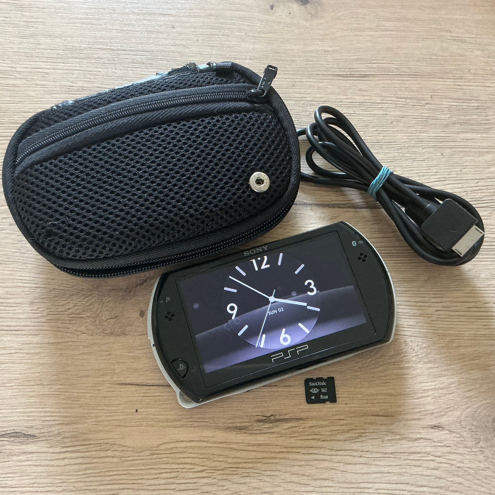 PSP GO in case complete set, Spelcomputers en Games, Spelcomputers | Sony PSP, Ophalen of Verzenden, Zo goed als nieuw, Zwart