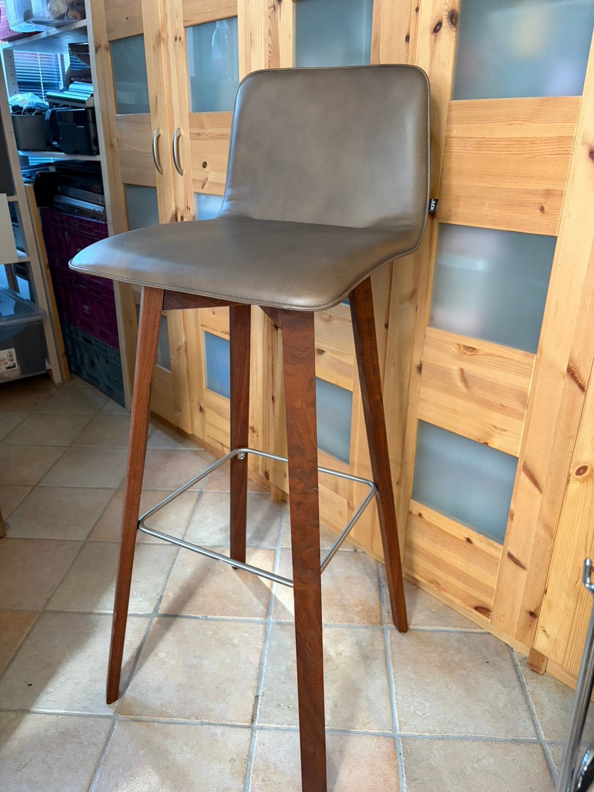KFF design barkruk – hout & taupe/grijze bekleding, Ophalen, 60 tot 90 cm, Zo goed als nieuw, 1 kruk