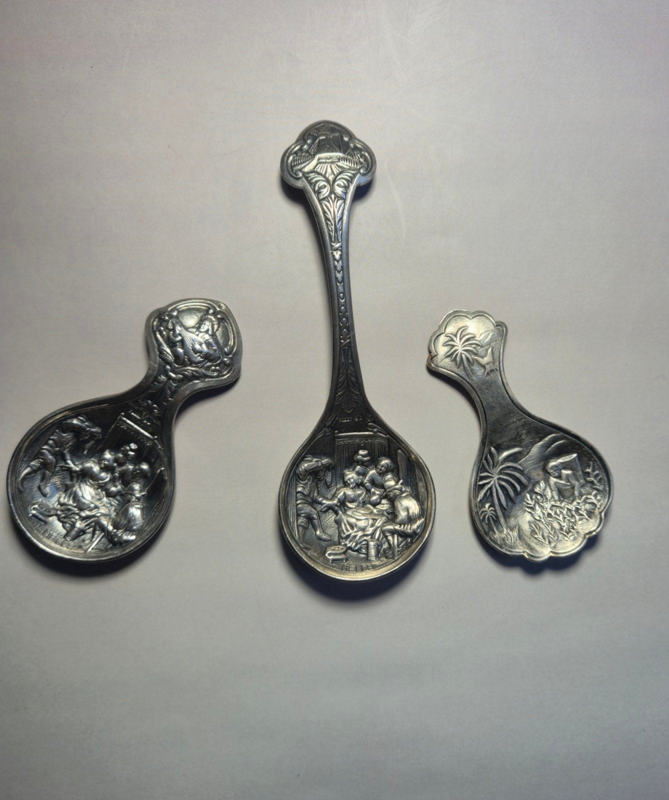 3 Verzilverd Lepel met Gedetailleerde Scène, Antiek en Kunst, Antiek | Bestek, Ophalen of Verzenden