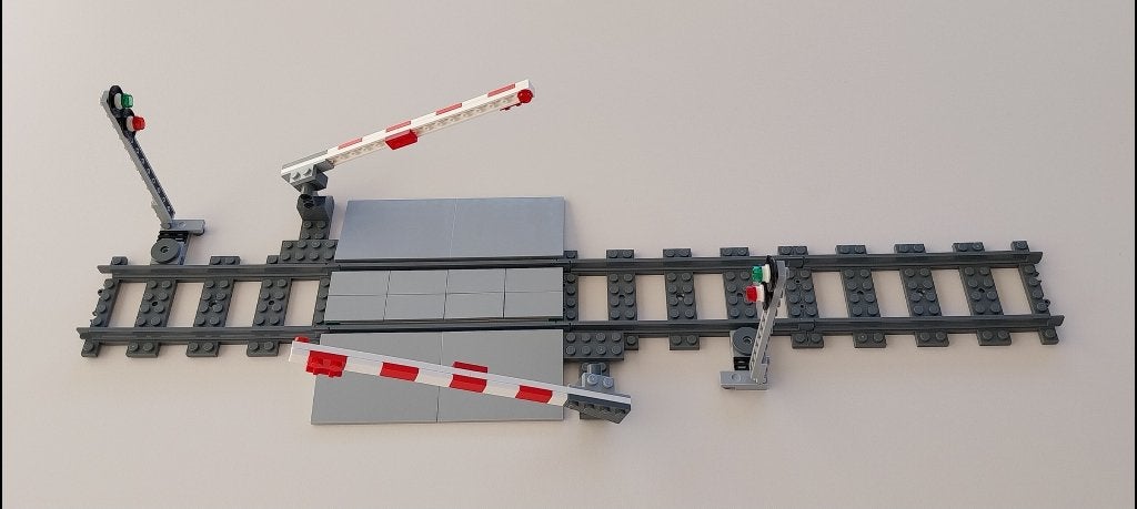 Lego trein: brede overweg + slagbomen + 2 seinpalen (Nieuw!), City, Lego, Nieuw, Ophalen of Verzenden