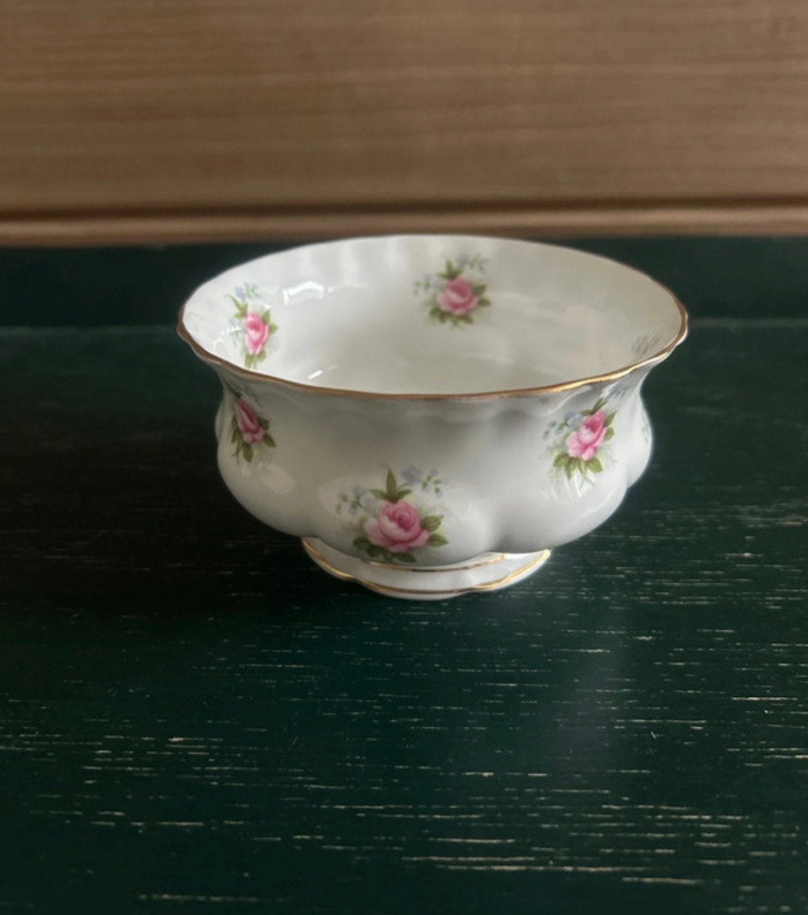 Royal Albert Forget-me-not Rose suikerpot, Verzamelen, Porselein, Kristal en Bestek, Ophalen of Verzenden, Zo goed als nieuw, Porselein