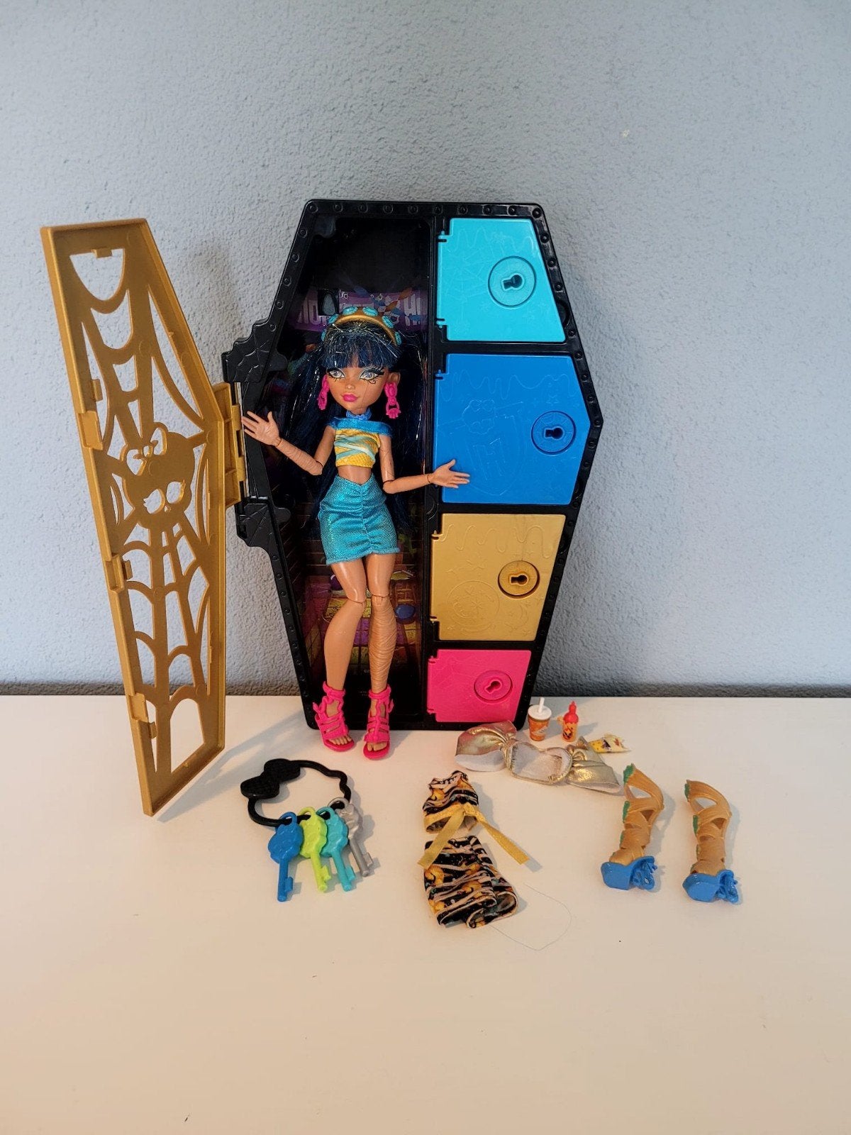 Monster High Cleo De Nile pop met kist en accessoires, Ophalen of Verzenden, Zo goed als nieuw, Overige typen