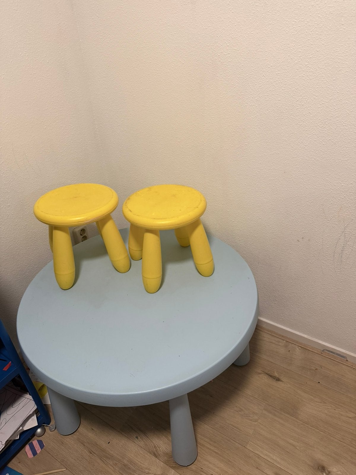 Ikea indoor outdoor kids table and stools, Kinderen en Baby's, Ophalen, Zo goed als nieuw