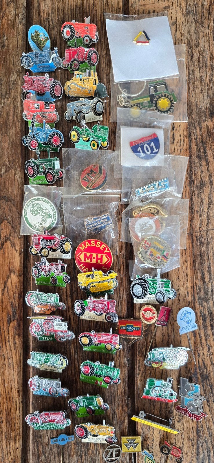 Grote collectie tractor speldjes en pins, Verzamelen, Ophalen, Zo goed als nieuw