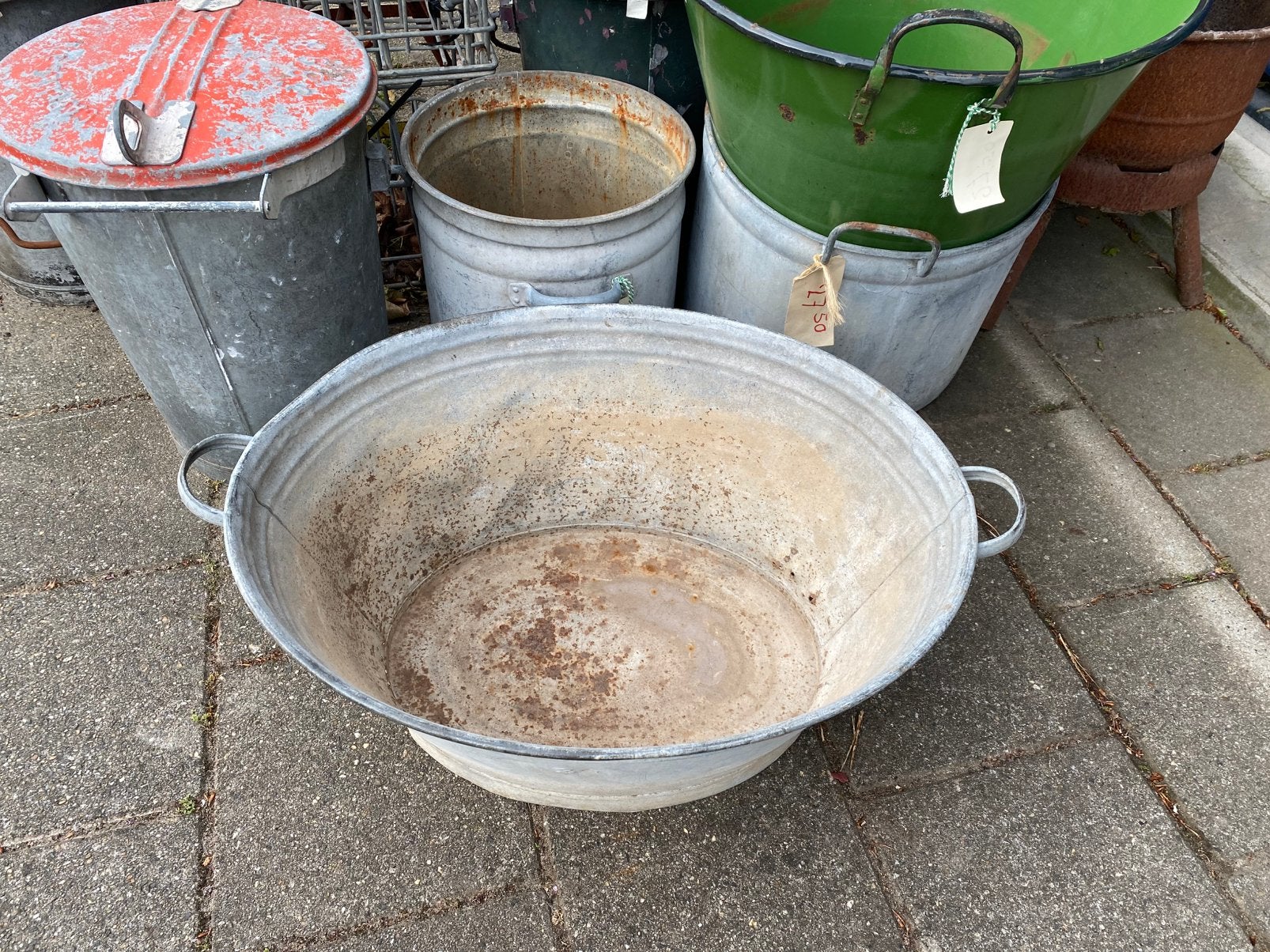 Zinken wasteil uit grootmoederstijd, Ophalen