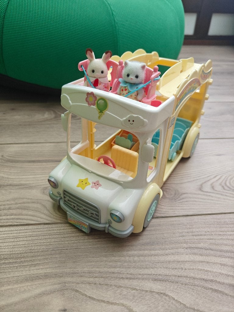 Sylvanian families nursery bus & extra family, Ophalen of Verzenden, Zo goed als nieuw