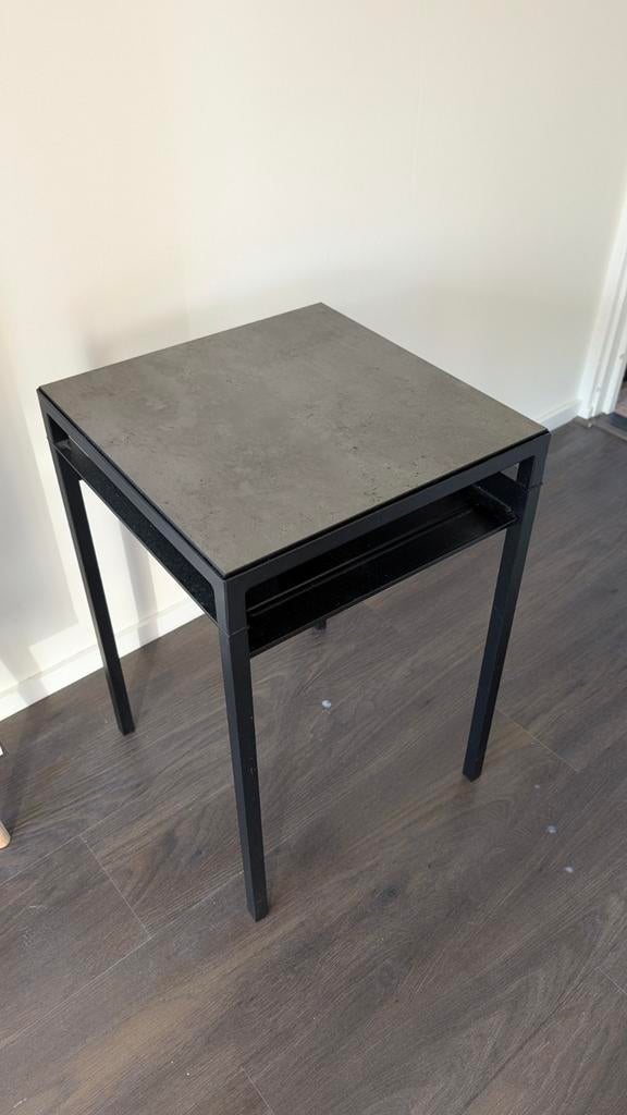 Ikea Nachtkastje met Opbergvak - Grijs/Matzwart Bovenblad, Huis en Inrichting, Slaapkamer | Nachtkastjes, Ophalen, Gebruikt, Minder dan 45 cm