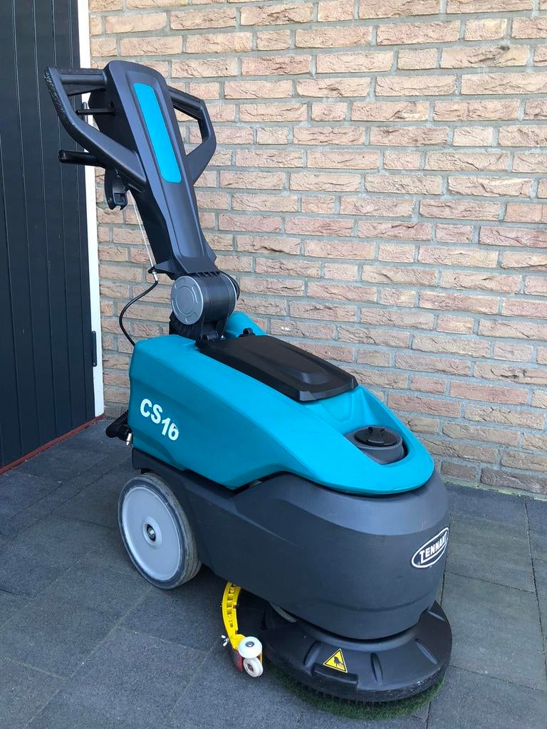 Schrobmachine Tennant CS16 met nieuw batterijen pakket, Doe-het-zelf en Verbouw, Reinigingsmachines, Ophalen, Zo goed als nieuw