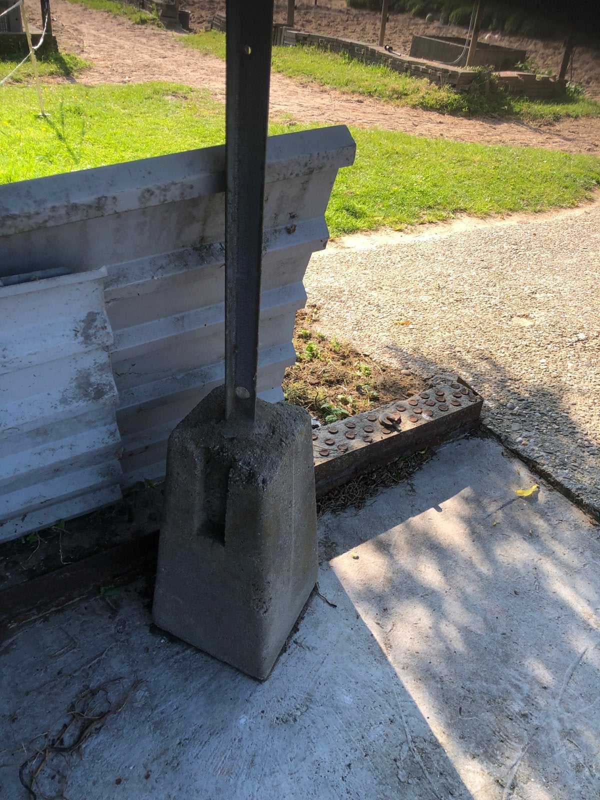 7 beton voetpalen met stalen hoeklijnen - 2m lang, Ophalen, Gebruikt, IJzer, 2 meter of meer