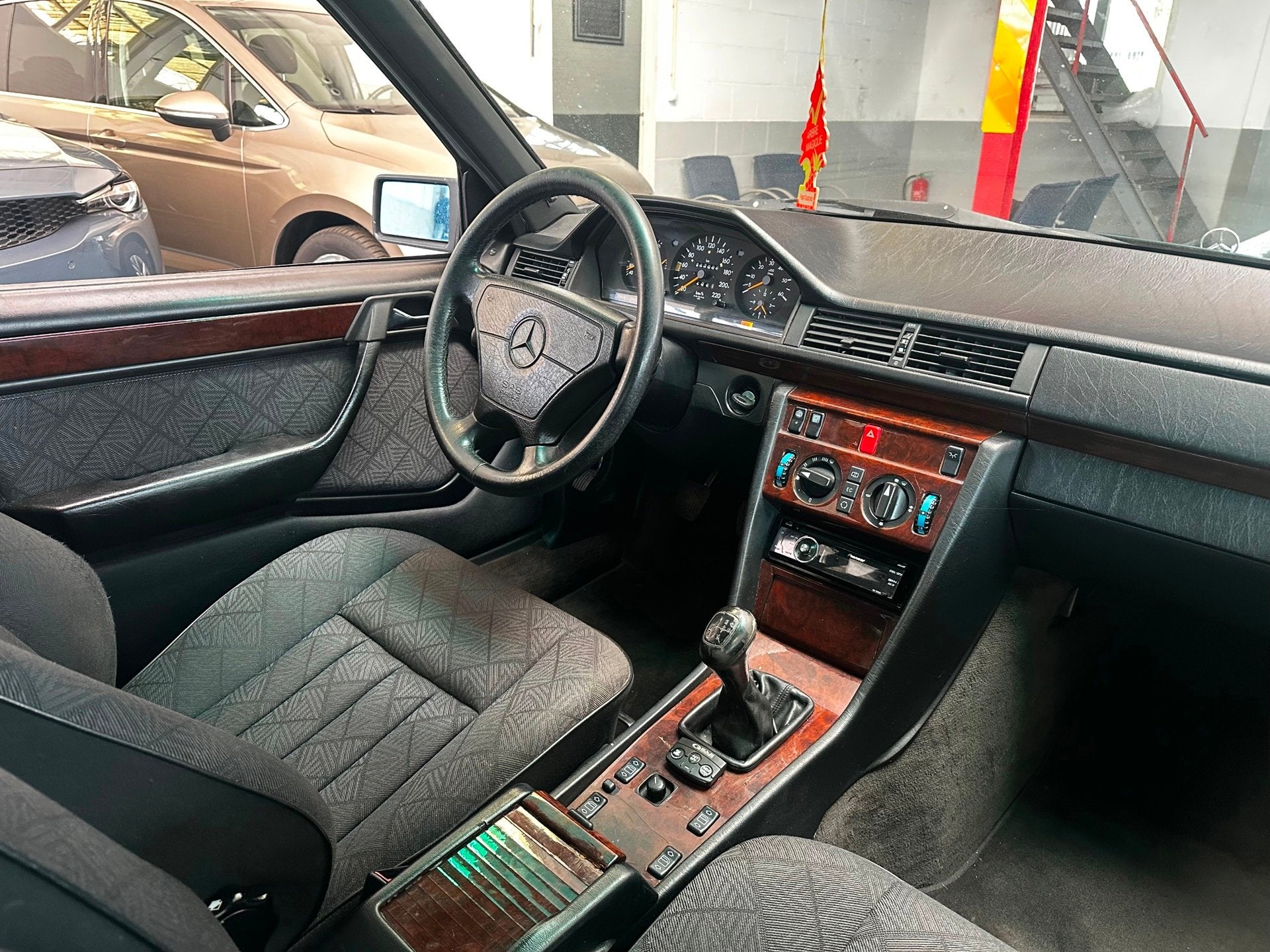 Mercedes-Benz E-klasse 250 D, 745 kg, Achterwielaandrijving, Gebruikt, 2497 cc