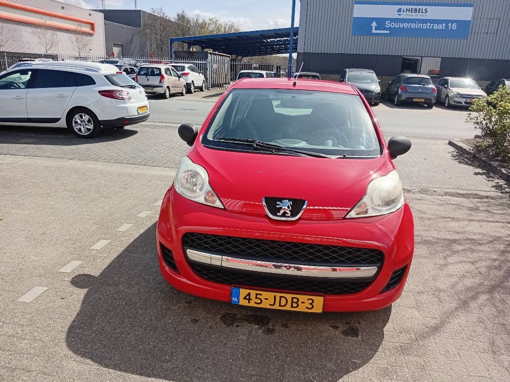 Peugeot 107 1.0 12V 3DR 2009 Rood, Auto's, Voorwielaandrijving, 4 stoelen, 68 pk, Origineel Nederlands