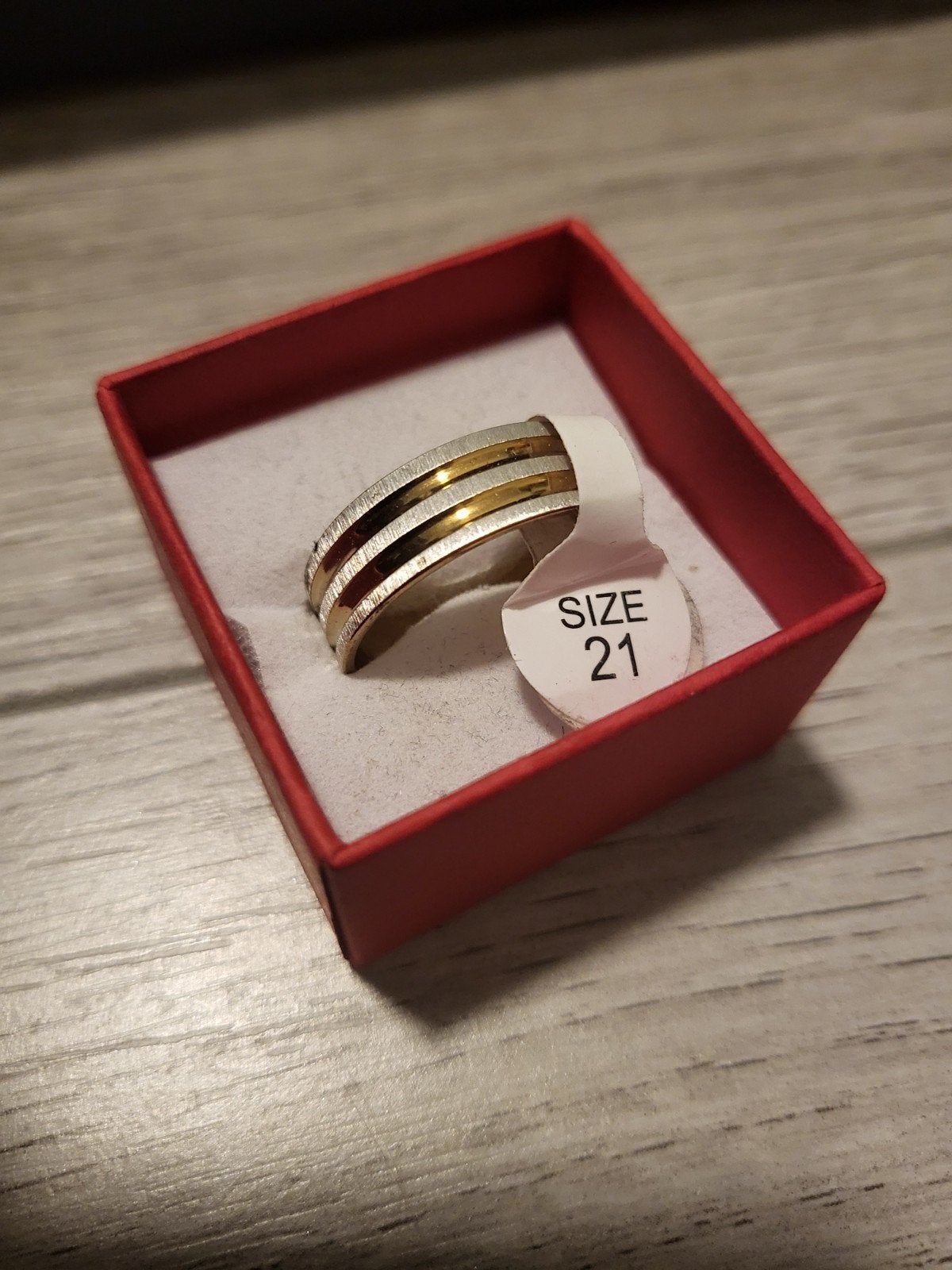 Stijlvolle ring, maat 21, zilverkleurig met gouden accenten, Overige materialen, 20 of groter, Nieuw, Ophalen of Verzenden