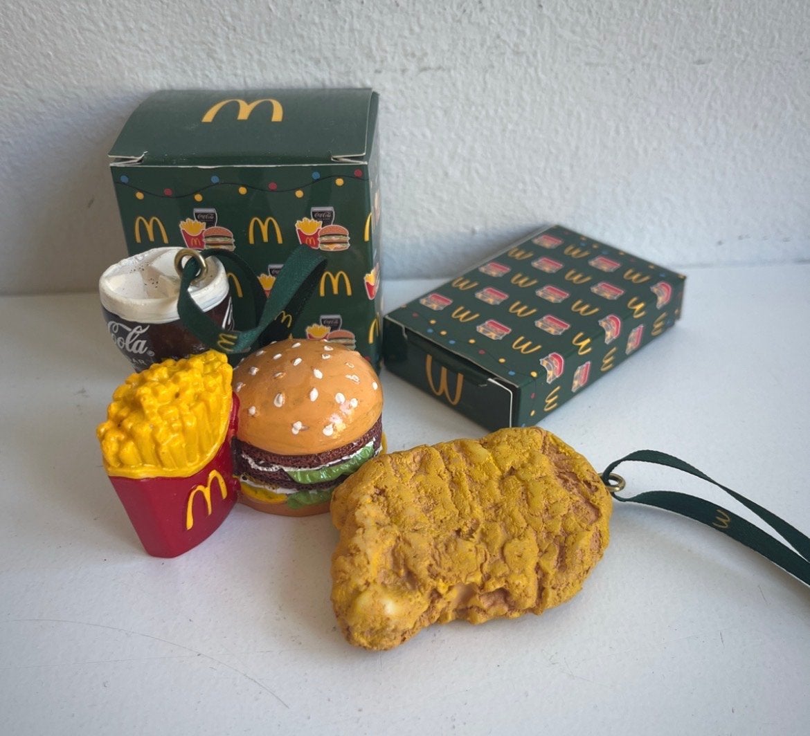 De afbeelding toont een set McDonald's kerstornamenten, Ophalen of Verzenden