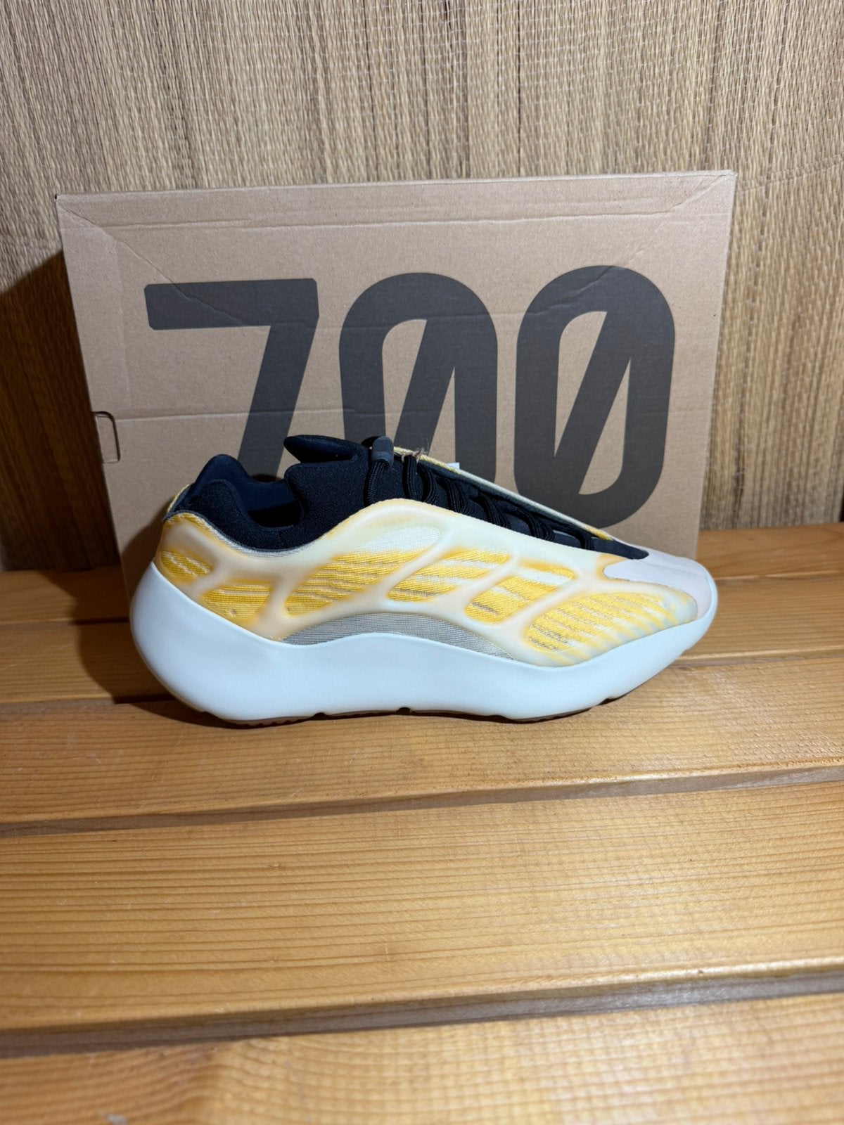 adidas Yeezy 700 V3 Mono Safflower, Kleding | Heren, Schoenen, Ophalen of Verzenden, Nieuw