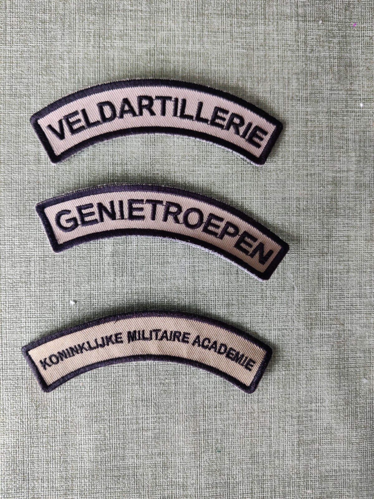 3 naamlinten, Verzamelen, Militaria | Algemeen, Verzenden, Landmacht, Nederland, Embleem of Badge