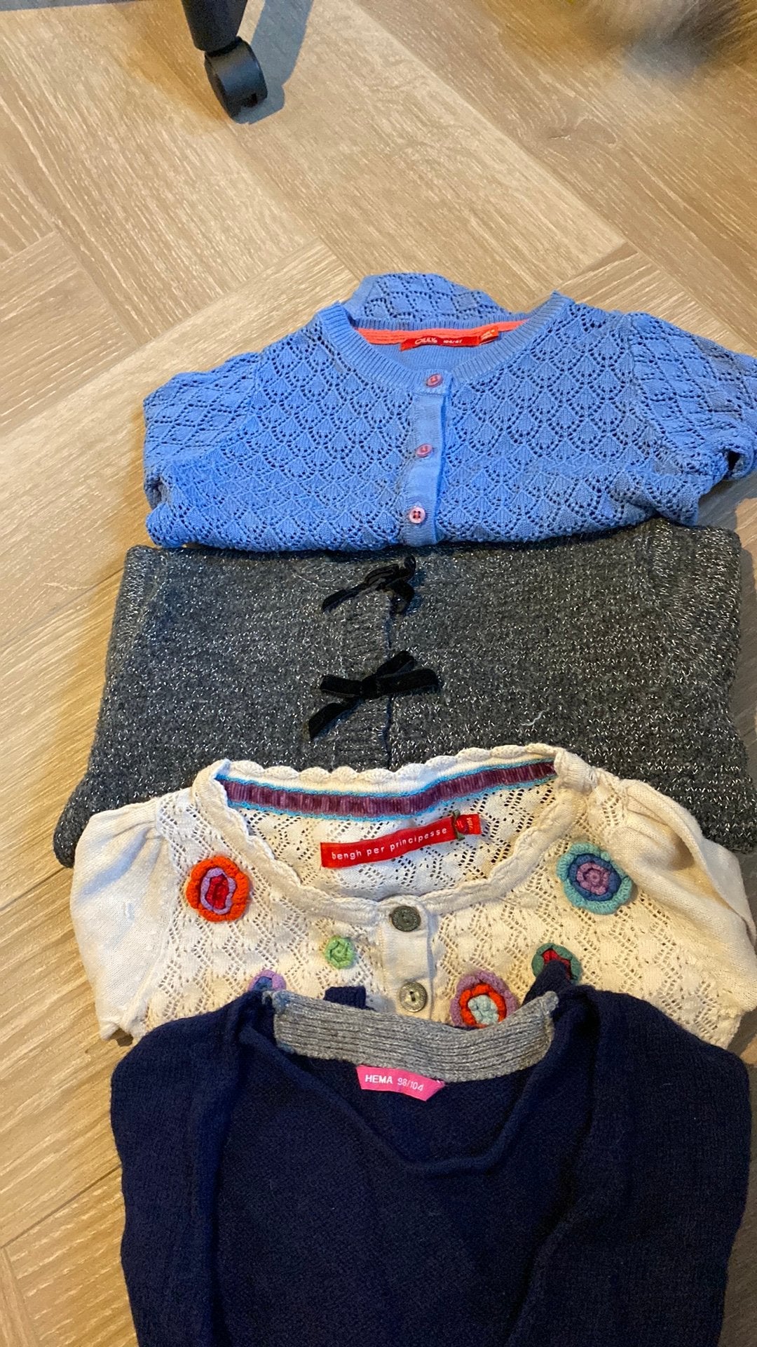 Vier vestjes meisje maat 104 oilily, hema, Ophalen of Verzenden, Zo goed als nieuw, Meisje, Trui of Vest