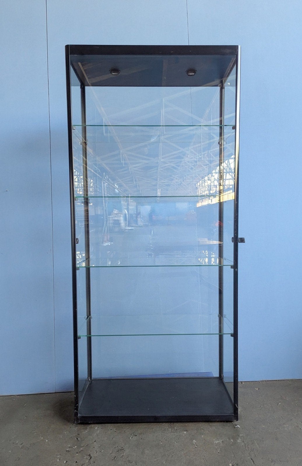 Vitrine kast met glas/ zwart frame en verlichting, Met plank(en), Gebruikt, Vintage glazen kast vitrine kast display, Glas