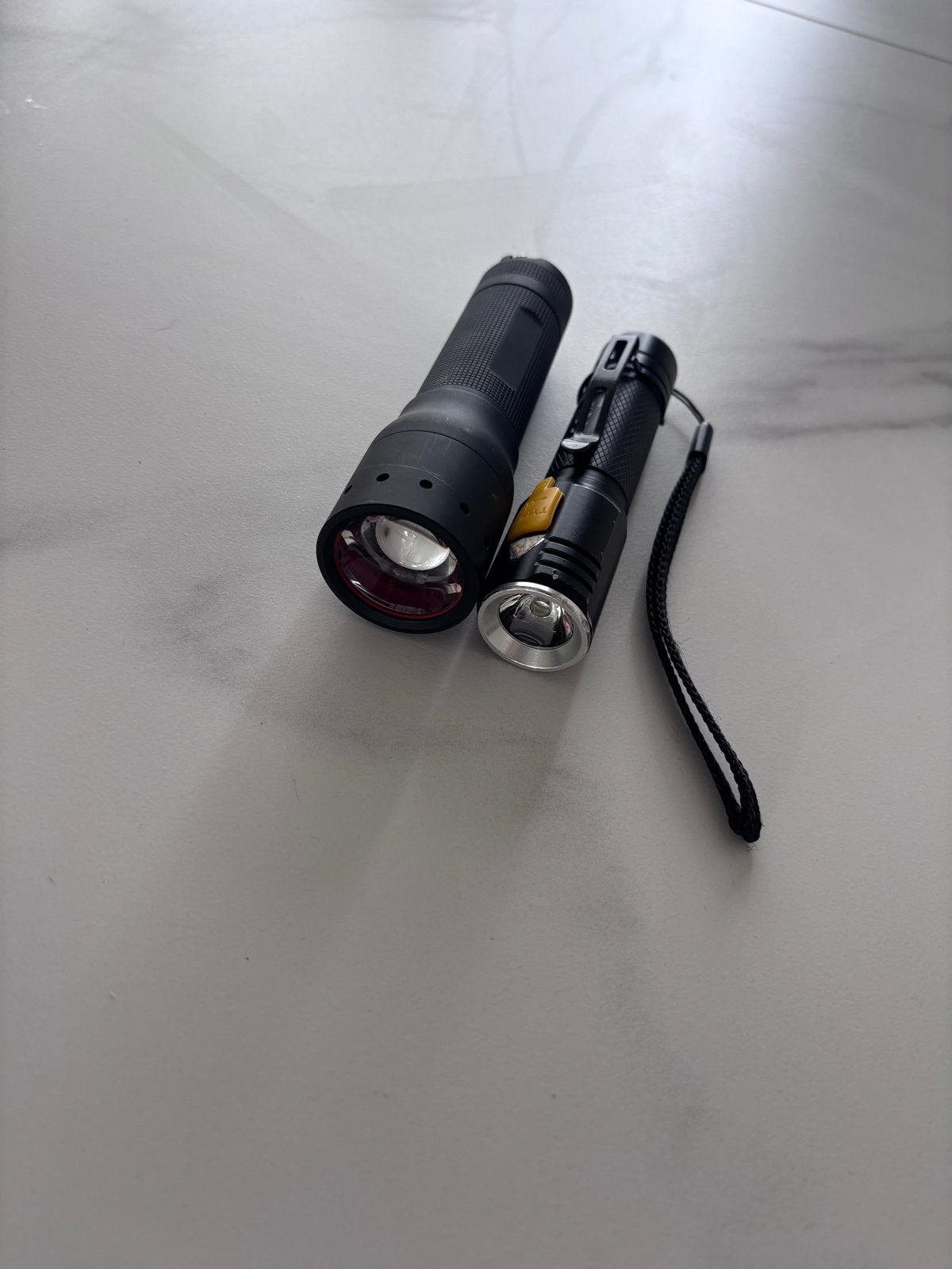 Set van 2 zaklampen - Handig en krachtig, Ophalen of Verzenden, Gebruikt, Batterij