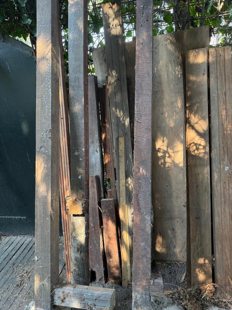 Gratis af te halen: Hout van afgebroken houthok en palen, Doe-het-zelf en Verbouw, Ophalen, Gebruikt, Balk, Overige houtsoorten