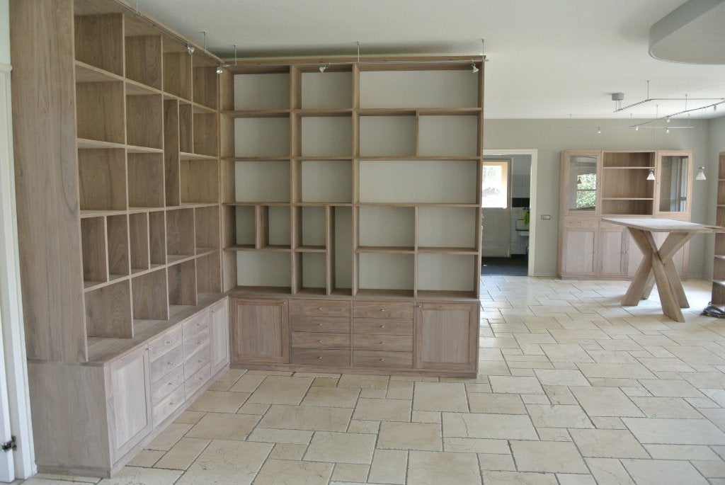 Gebruikte massief noten boekenkast, Ophalen, Gebruikt, Met deur(en), 200 cm of meer