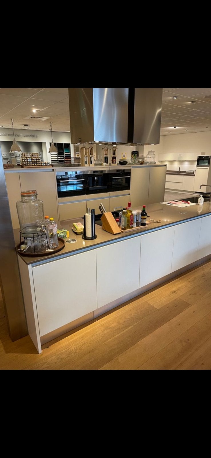 te koop showroom keuken gedemonteerd, Huis en Inrichting, Keuken | Complete keukens, Ophalen, Zo goed als nieuw, Wit, Composiet