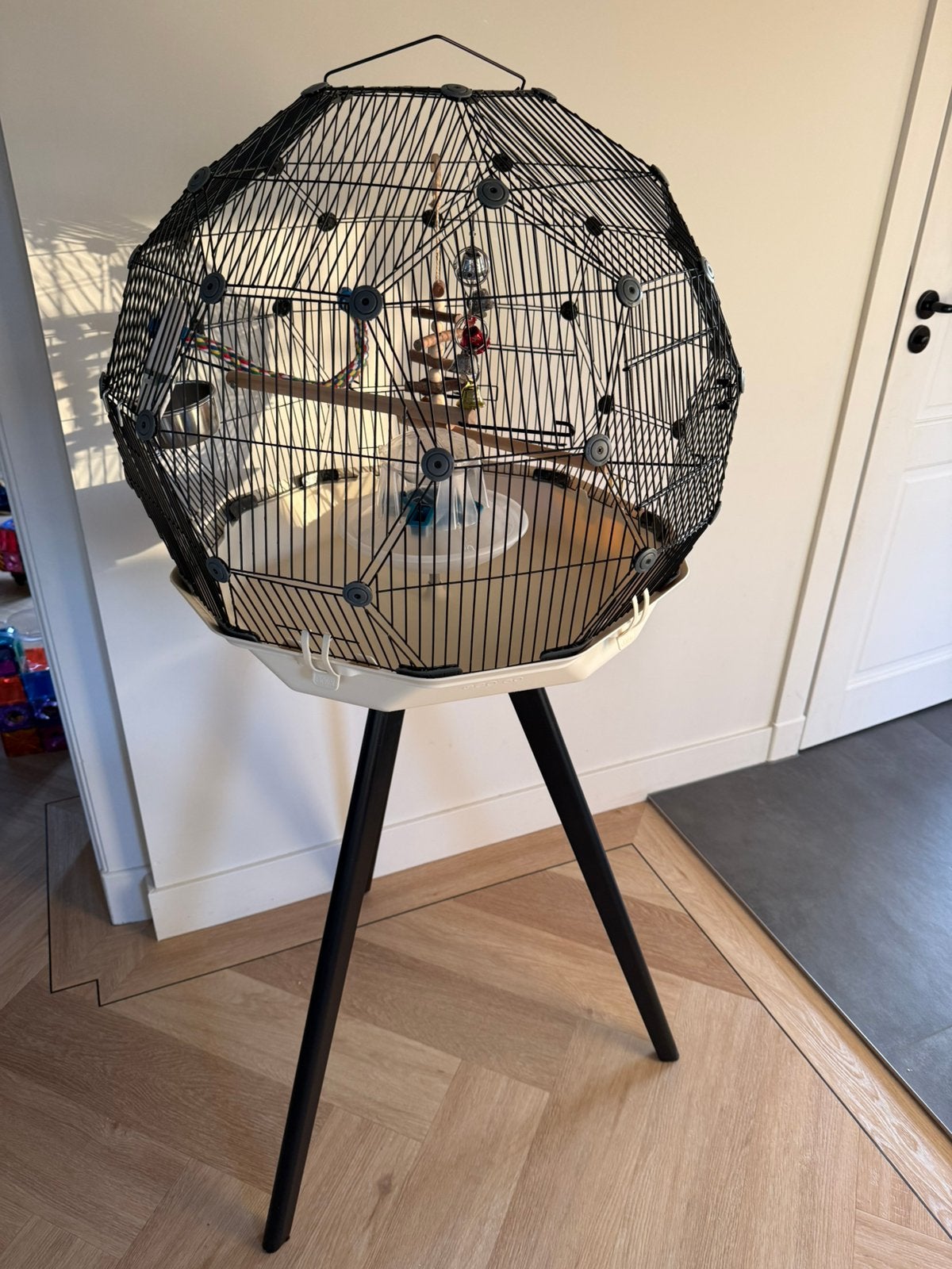 Moderne Geo vogelkooi inclusief standaard en accessoires, Ophalen, Metaal, Vogelkooi