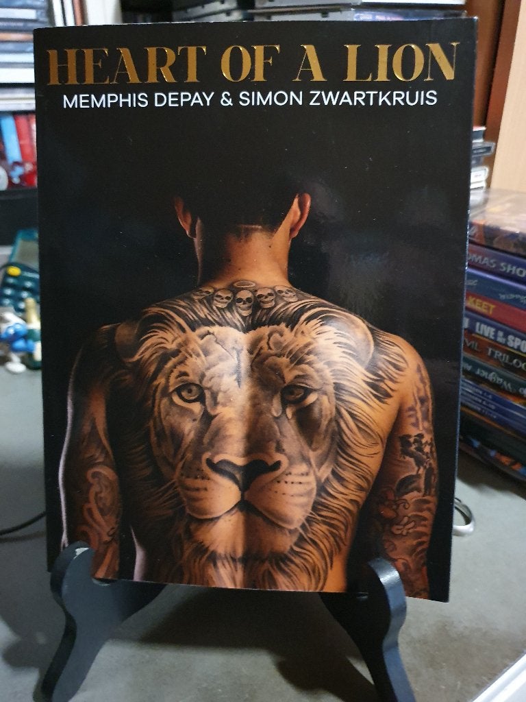 Memphis Depay - heart of a lion, Ophalen, Zo goed als nieuw, Balsport