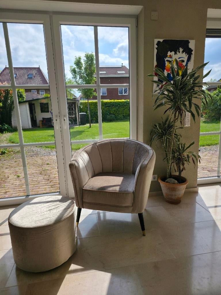 Stijlvolle fauteuil met bijpassende poef, Modern, Chic, Comfortabel, Rond, Zo goed als nieuw, 75 tot 100 cm