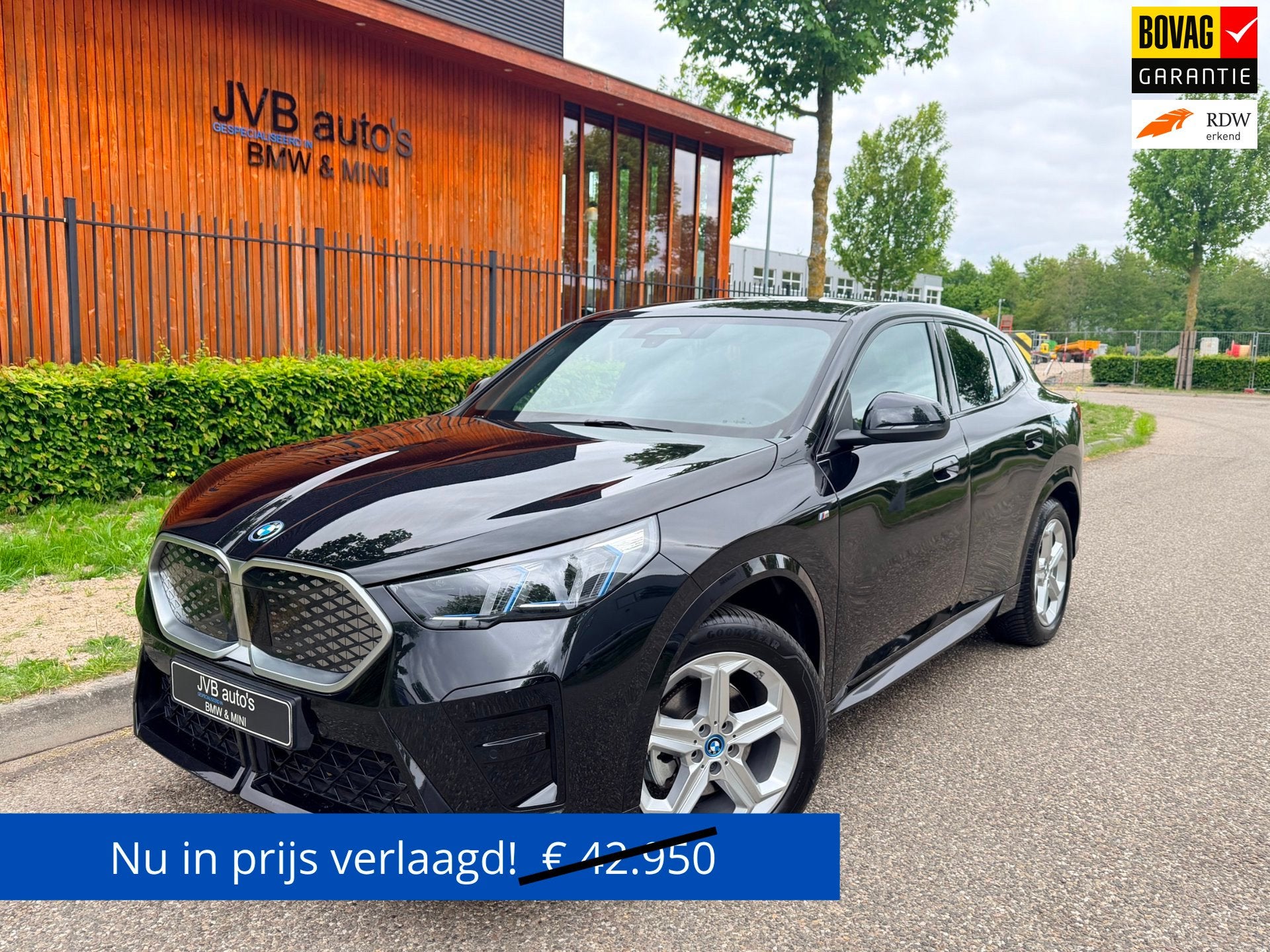 BMW IX2 eDrive20 M- sport, trekhaak, H&K, driving assistant, Auto's, BMW, Zwart, Zwart, Origineel Nederlands, 204 pk