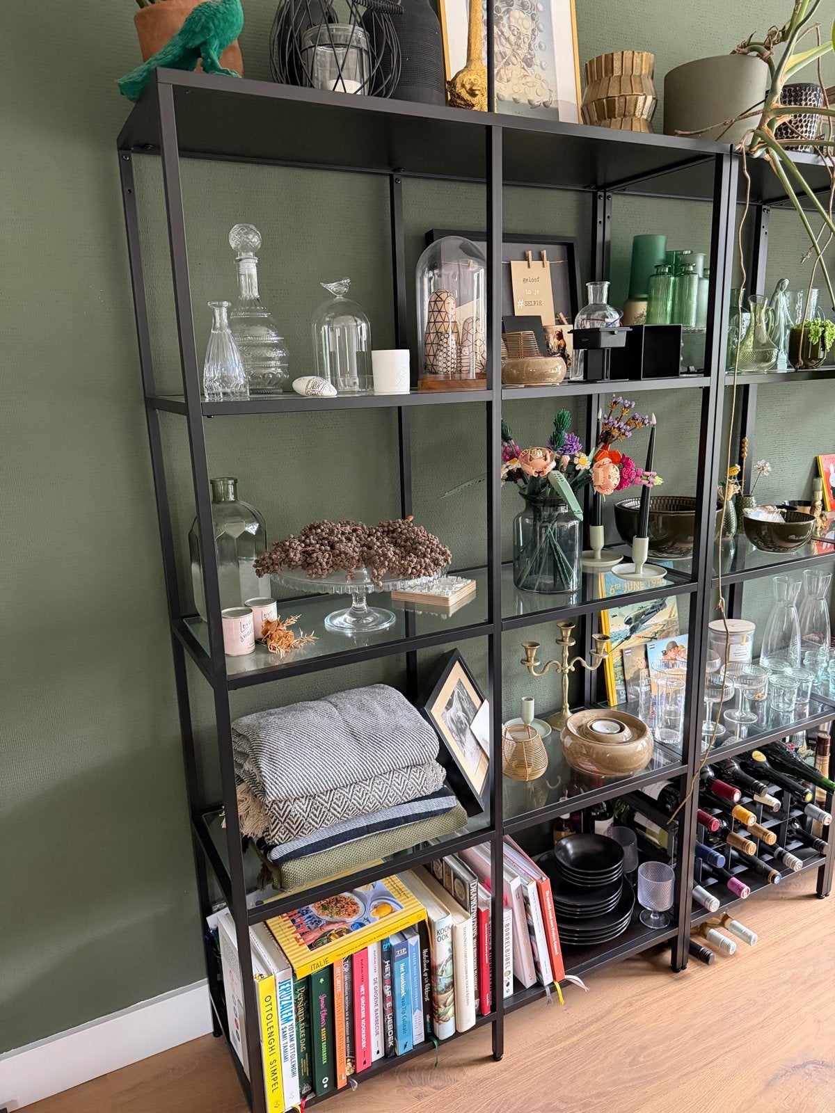 IKEA VITTSJÖ Stellingkast Zwart met glazen planken, Huis en Inrichting, Ophalen, Zo goed als nieuw