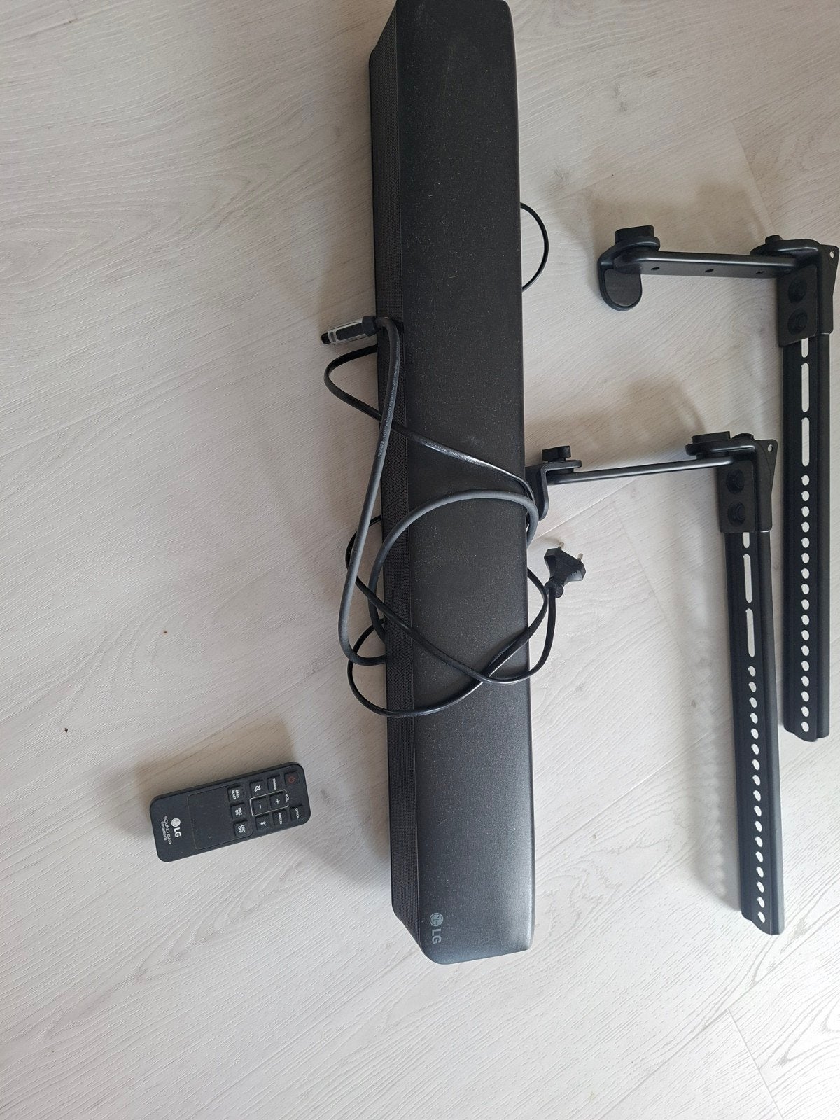 LG SK1 Soundbar met afstandsbediening en muur/tv beugels, Ophalen, Bluetooth, Zo goed als nieuw