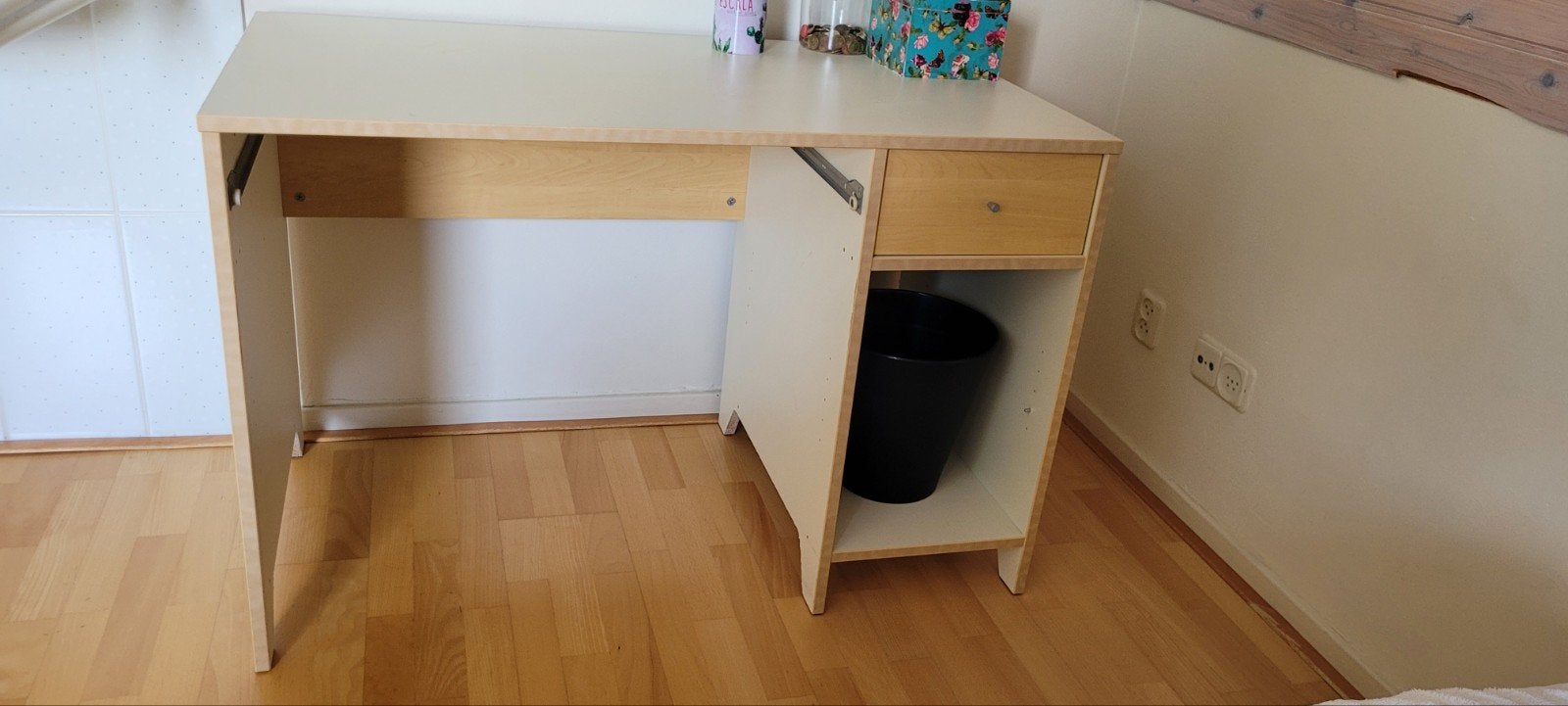 Bureautjes  2 stuks wit. Leuk voor slaap/studeerkamer, Ophalen, Gebruikt