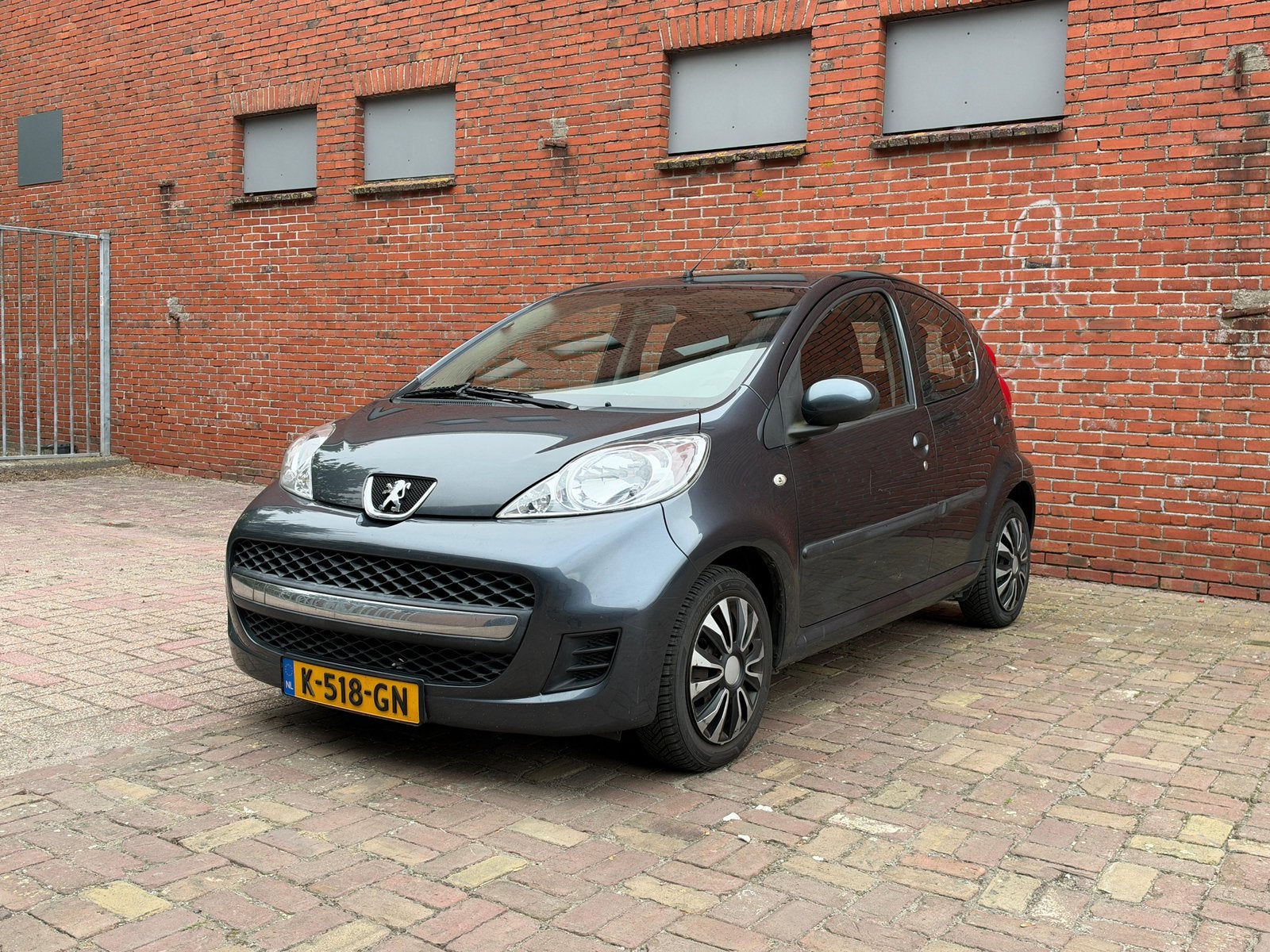 Peugeot 107 1.0 12V 5DR 2010 Grijs, Auto's, Voorwielaandrijving, Stof, 4 stoelen, 68 pk