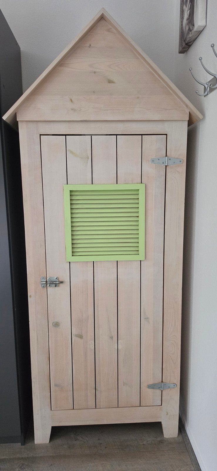 Houten kastje met puntdak en louvredeur (beachhuisje), Ophalen, Minder dan 50 cm, Speels, Kinderkamer, Cottage, 25 tot 50 cm