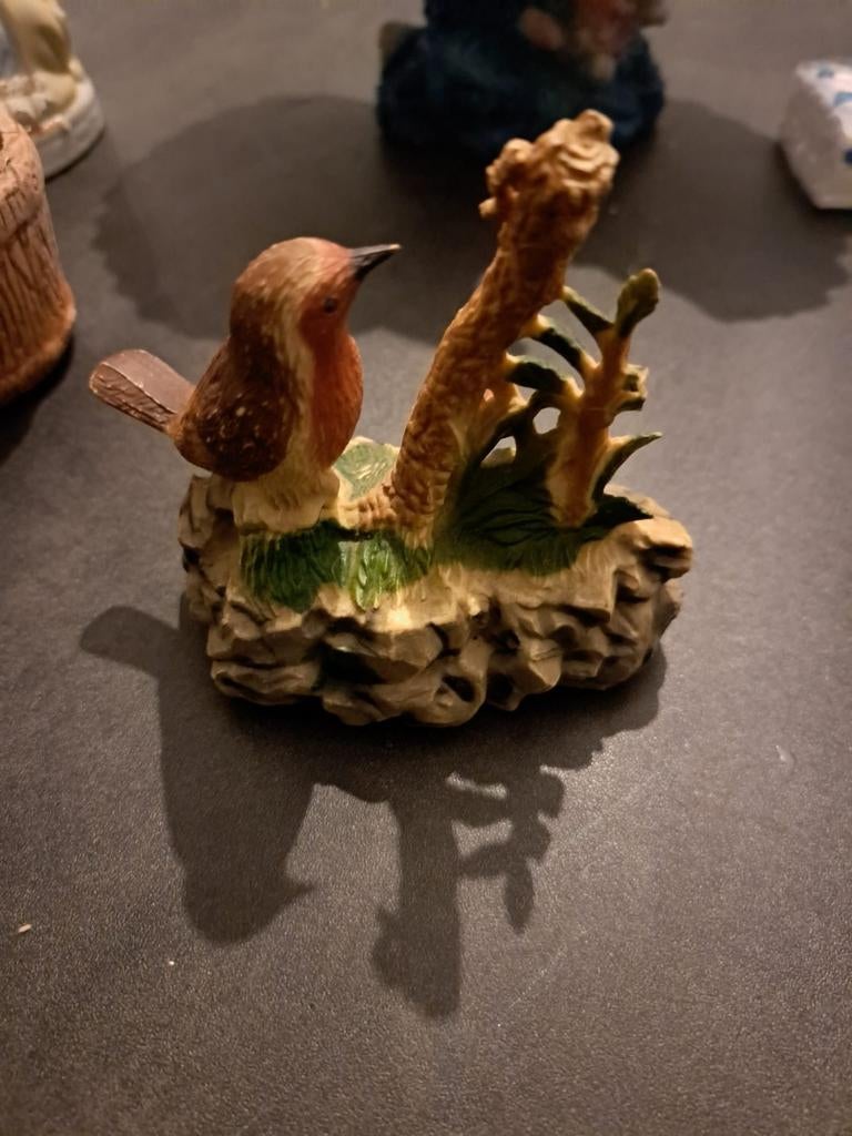 Mooi beeldje van een roodborstje op een tak, Ophalen of Verzenden, Zo goed als nieuw, Dier