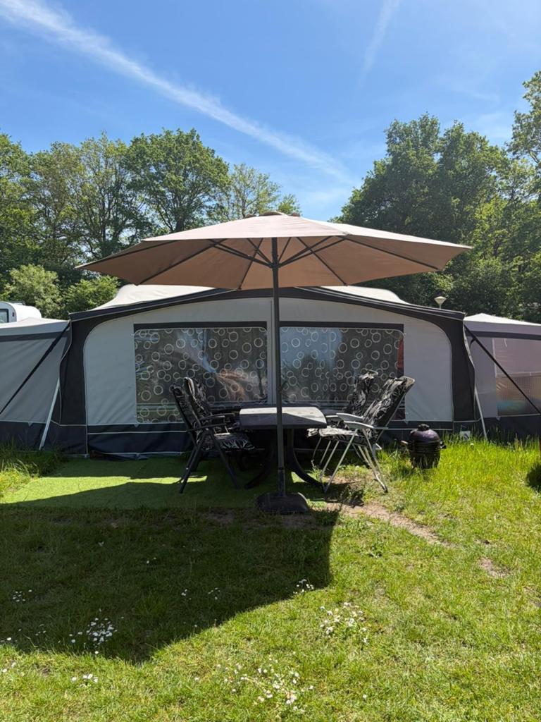 Ruime Travel King caravan met seisoens plek in Ijhorst, Caravans en Kamperen, Caravans, Vast bed, Rondzit, Particulier, Luifel