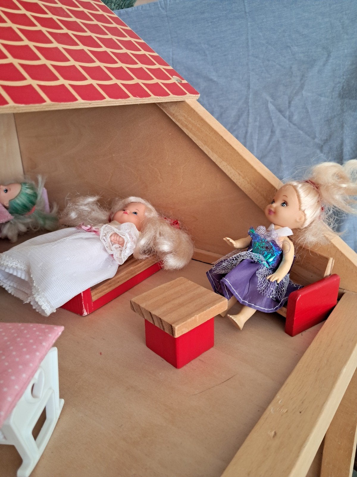 Foto 13 van Groot Playwood Poppenhuis met Meubels Poppetjes & Accessoire