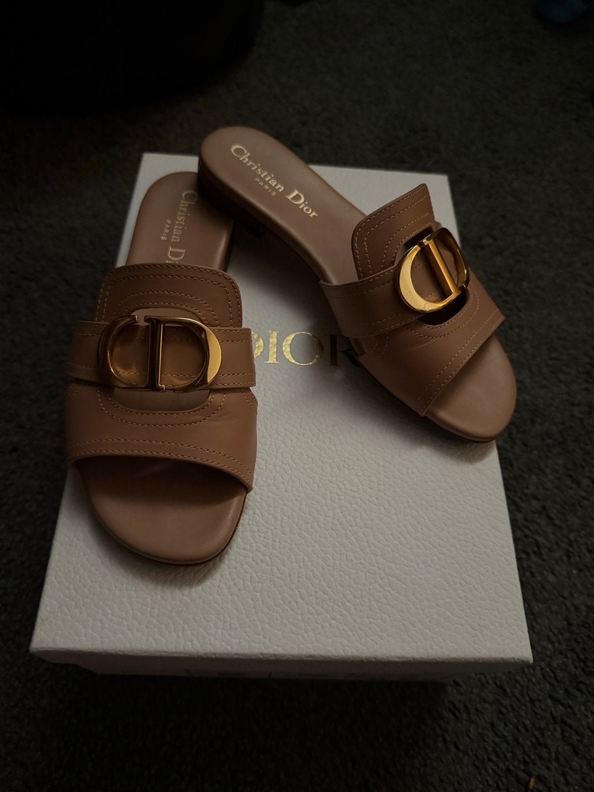 Dior 30 Montaigne Slippers Maat 35 - Zo goed als nieuw, Slippers, Verzenden, Beige, Zo goed als nieuw