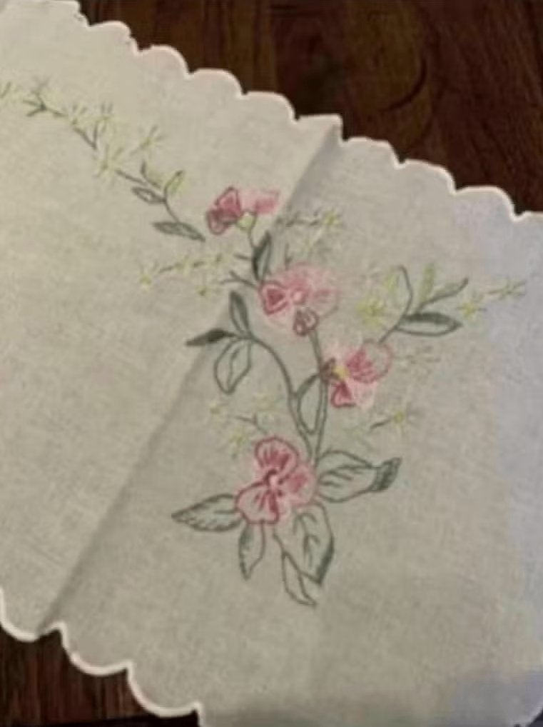 Witte tafelloper, dekservet, tafelkleed bloemen; 103x38 cm, Ophalen of Verzenden, Zo goed als nieuw, Tafelloper, Wit